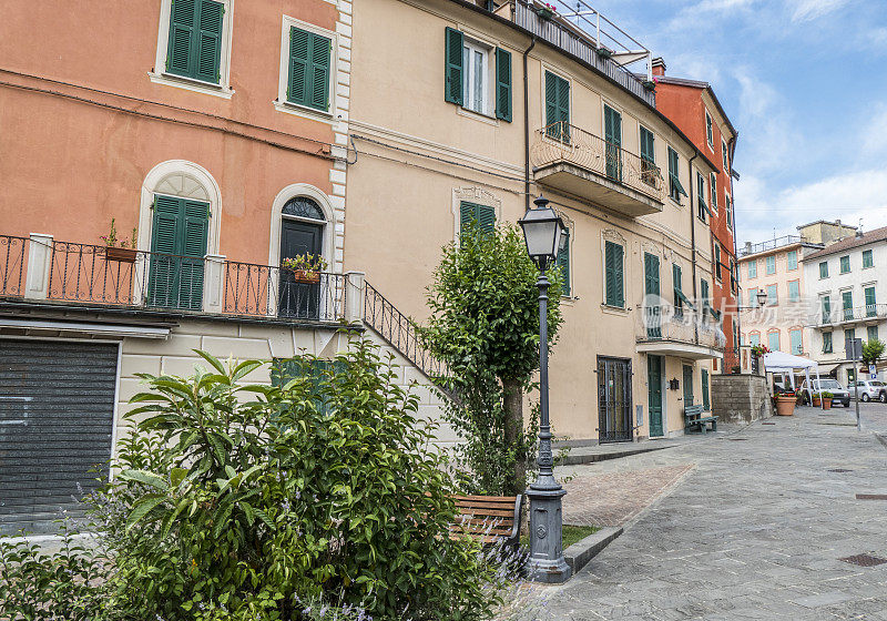 Varese Ligure，意大利- 2020年07月01日:Varese Ligure彩色外墙的美丽房屋